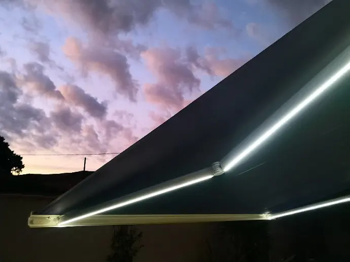 store exterieur avec néon